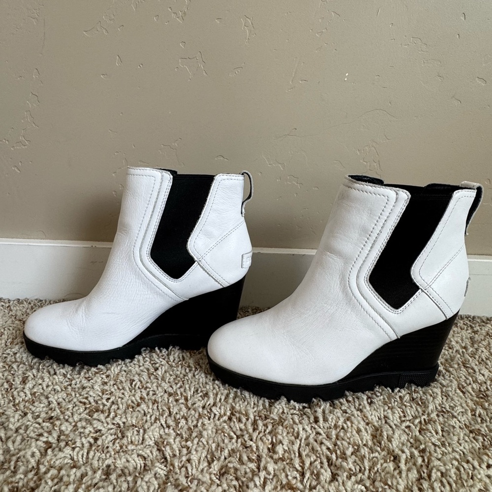 SOREL women’s black and white Joan of arc wedge Chelsea boots